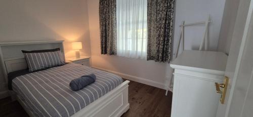 Bomaderry Apartment | Elegant White Cottage