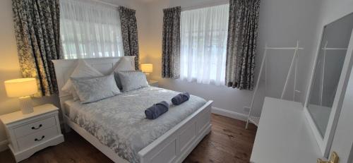 Bomaderry Apartment | Elegant White Cottage