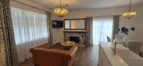 Bomaderry Apartment | Elegant White Cottage