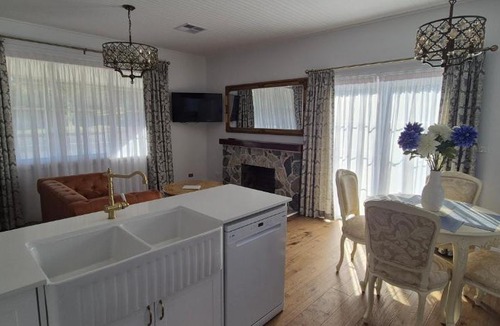 Bomaderry Apartment | Elegant White Cottage