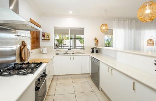 Cairns North Apartment | Elevated Resort-style Terrace near Botanic Gardens