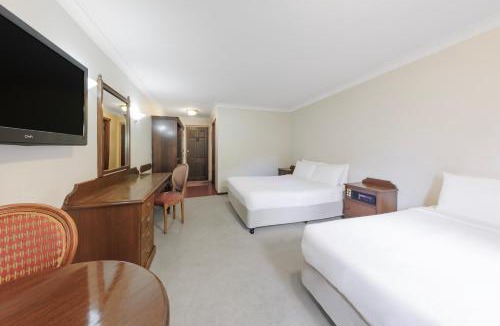 Blackburn North Cabin | Elizabethan Lodge
