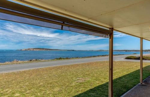 Ward House | Elliston Esplanade Beach House (RUFF-INN-IT)