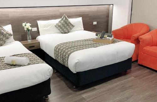 Golden Square Hotel | Elm Motel