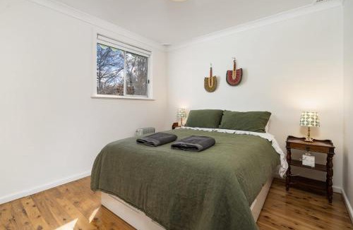 Orange House | Elm Tree Cottage - Cosy Home Close to Cook Park