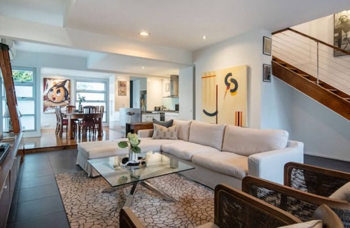 Elwood House | Elwood Village Entertainer