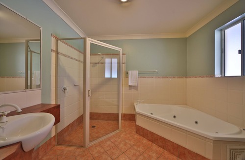 Emerald Hotel | Emerald Explorers Inn