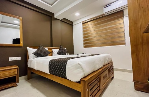 Kaloor Hotel | EMERALD INN
