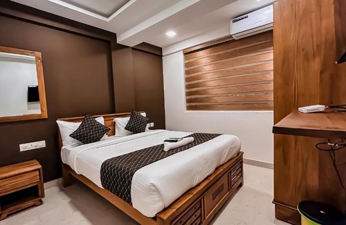 Kaloor Hotel | EMERALD INN