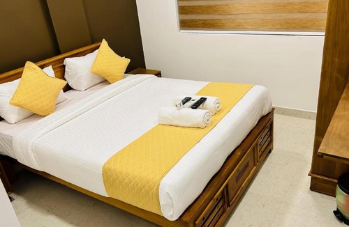 Kaloor Hotel | EMERALD INN