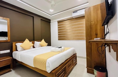 Kaloor Hotel | EMERALD INN