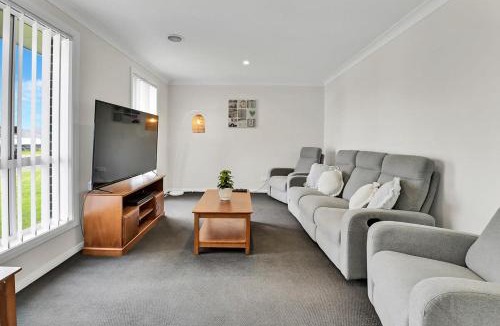 Orange House | Emmaville - Modern Convenient & Pet Friendly