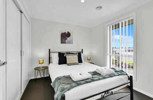 Orange House | Emmaville - Modern Convenient & Pet Friendly