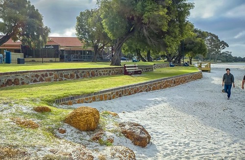Emu Point Hotel | Emu Beach Chalets