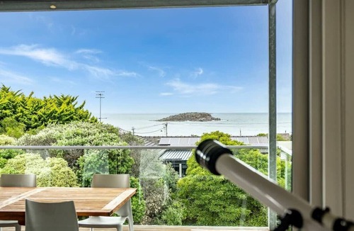 Encounter Bay House | Encounter Bay Family Escape – Sea Views, Games Room & Walk to The Bluff