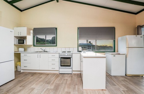 Seventeen Seventy House | Endeavour: Rustic Two-Bedroom Home With Stunning Ocean & 1770 Headland Views