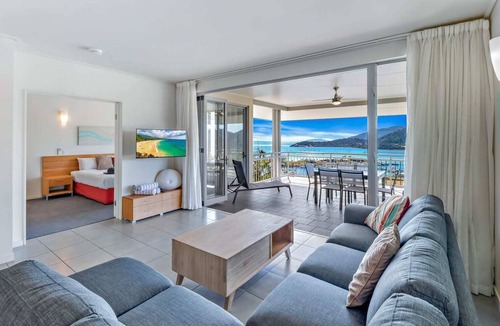 Airlie Beach Apartment | Endless panoramic views of the Whitsundays at 333