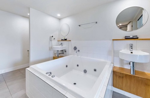 Airlie Beach Apartment | Endless panoramic views of the Whitsundays at 333
