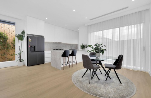 Wollert House | Enjoy a Brand-New Modern Luxury Stay With Open Living