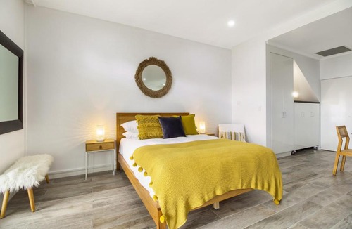 Port Melbourne Apartment | Enjoy bayside life at stylish studio close to city