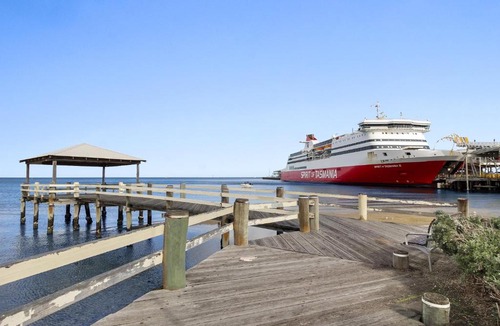 Port Melbourne Apartment | Enjoy bayside life at stylish studio close to city