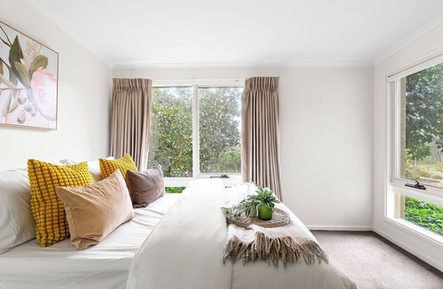 Melbourne Hostel | Enjoy Nature at Modern Diamond Creek Farmhouse