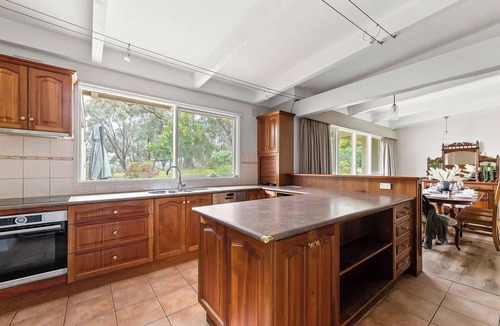 Melbourne Hostel | Enjoy Nature at Modern Diamond Creek Farmhouse
