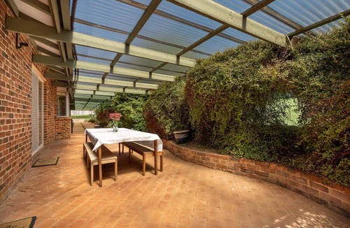 Calare House | Entertainer's Dream - 6 Bedroom Home, Sleeps 17