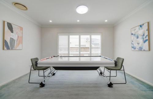 Carindale House | Entertainment Haven Pool Games Huge Living Space