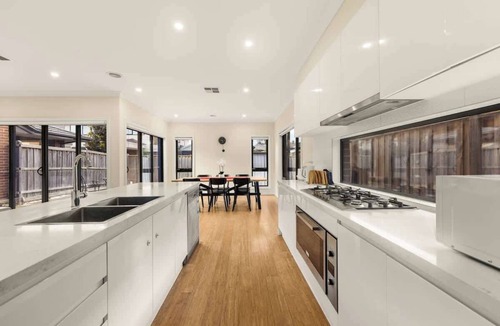 Keysborough House | Entire Cozy 4BR House with 2 Ensuites Keysborough