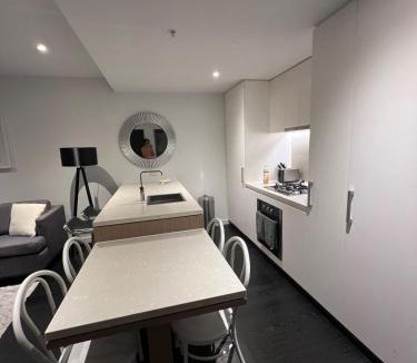 Fortitude Valley Apartment | Entire flat w infinity pool and 5m walk to Fort Valley station