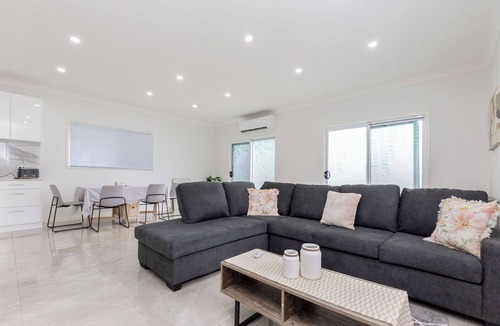 Highgate Hill House | Entire House close to CBD South Bank