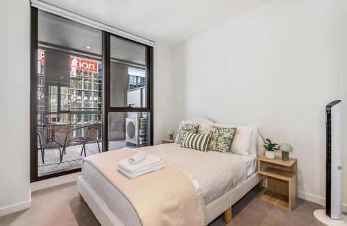 South Melbourne Apartment | Entire Luxury Apartment City Views