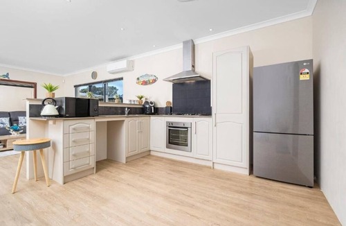 Geraldton House | Entire Spacious 4 BR Home near Beach, Foreshore, City Centre- Fantastic Location