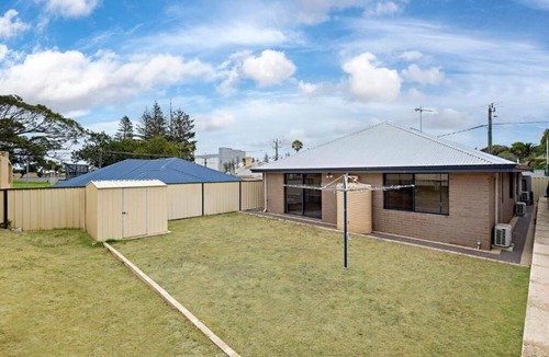 Geraldton House | Entire Spacious 4 BR Home near Beach, Foreshore, City Centre- Fantastic Location