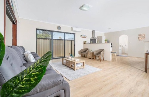 Geraldton House | Entire Spacious 4 BR Home near Beach, Foreshore, City Centre- Fantastic Location