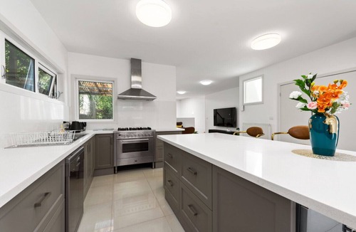 Canterbury Villa | Epic Grand Villa in Canterbury 7 BR Big Group