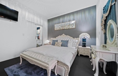 Victoria Park Apartment | Equitice Winter Moonlight Villa