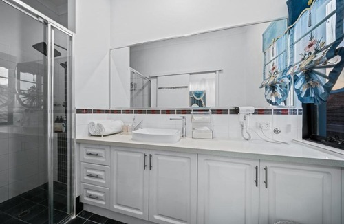 Victoria Park Apartment | Equitice Winter Moonlight Villa