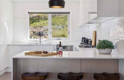 Jindabyne Resort | Eric's Lake View Retreat
