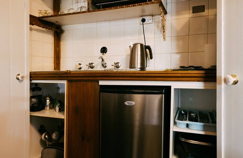 Upper Wakefield Cottage | Escape & Step Back in Time. Spa Wood Fire 4 Poster Bed! Mintaro Hideaway Scholar