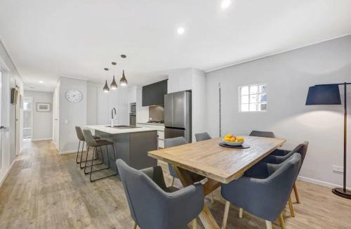 Mooloolaba House | Escape to Emerald Springs - Palm Trees & Pool