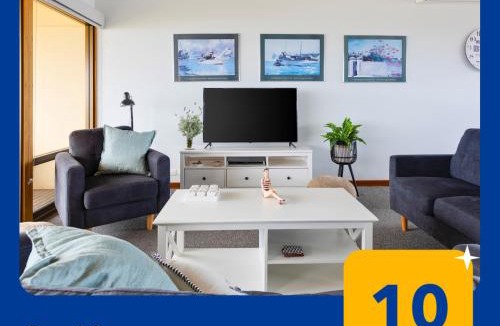 Encounter Bay House | Esplanade 3BR Holiday Home with Magic Ocean Views