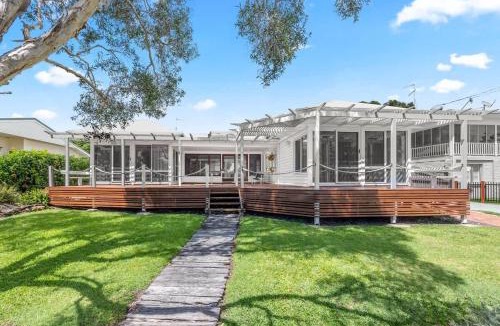 Point Vernon House | Esplanade Ease - Absolute Beachfront in Hervey Bay