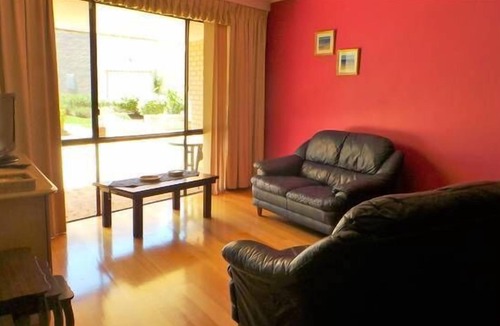 Rockingham Apartment | Esplanade Rockingham, opposite the beach
