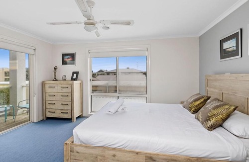 Torquay House | Esplanade Townhouse 4-209 Only 50m to Beach