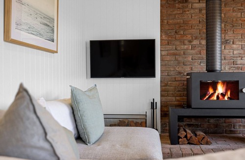 Flinders House | Evening Tide - Beautiful spacious pet friendly home next to the ocean.