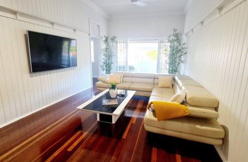 Maryborough Apartment | Exclusive location - 3-bedroom Unit in Maryborough CBD, 10ppl