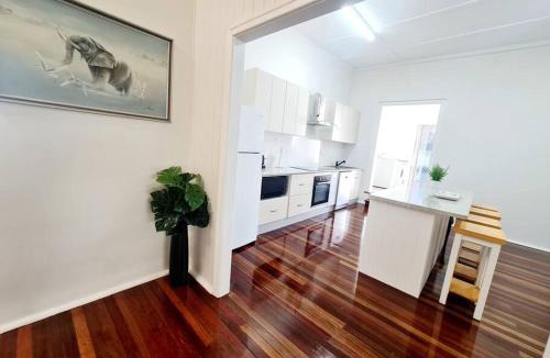 Maryborough Apartment | Exclusive location - 3-bedroom Unit in Maryborough CBD, 10ppl