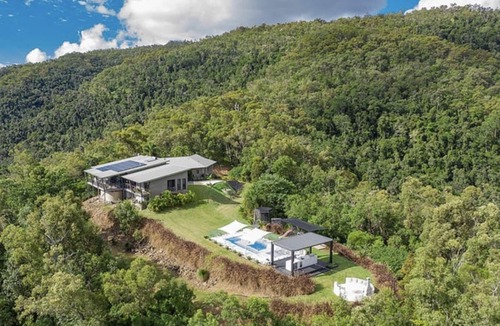 Airlie Beach House | Exclusive luxury hilltop resort style home.